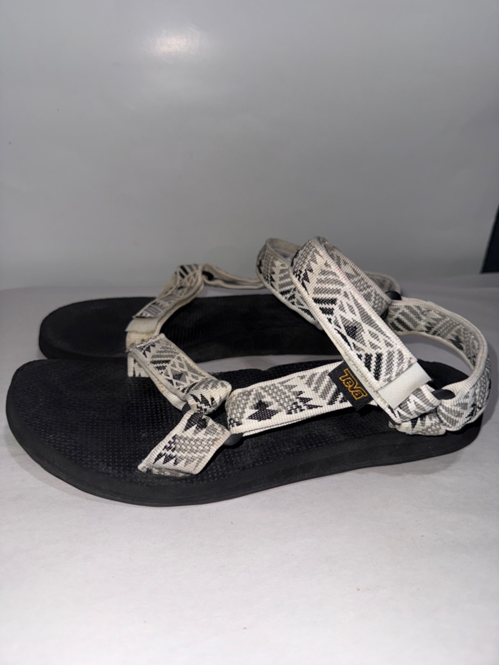 Teva women’s classic sandals Aztec print straps size 8